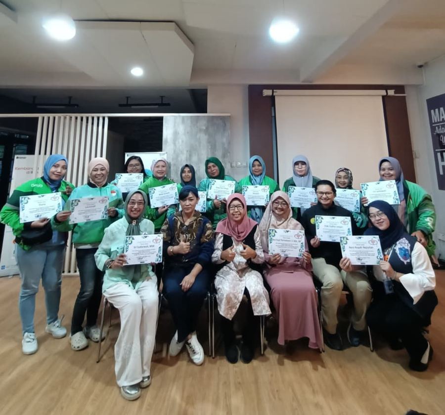 Peserta Sekolah Asisten Paralegal memegang sertifikat