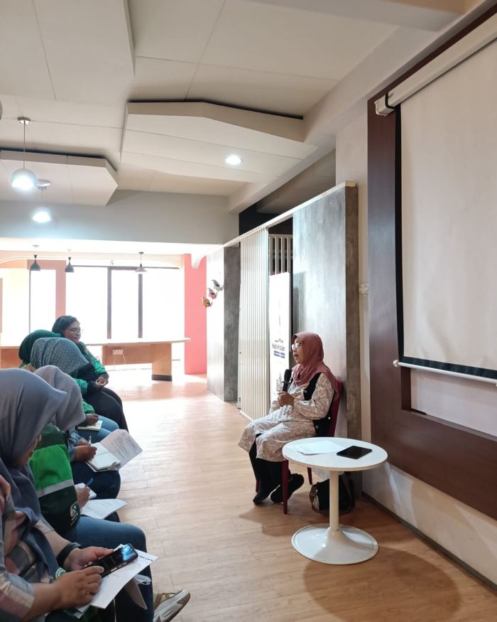 Konselor WCC memberi materi di kelas Sekolah Asisten Paralegal